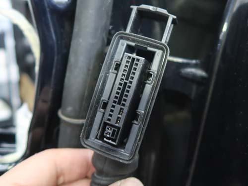 コネクター脱着が可能な純正同様の構造を実現