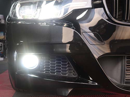 LCIモデルのBMW 3シリーズセダン(F30)  ベロフ フォグライト用LEDバルブ装着でイエロー化