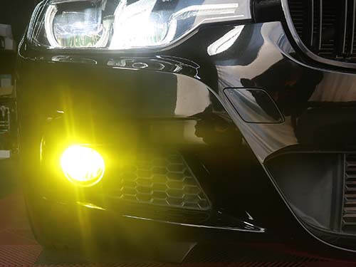 LCIモデルのBMW 3シリーズセダン(F30)  ベロフ フォグライト用LEDバルブ装着でイエロー化