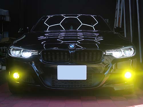 ホワイト（6500K）&イエロー（2900K）を切り替え可能なLEDバルブを装着