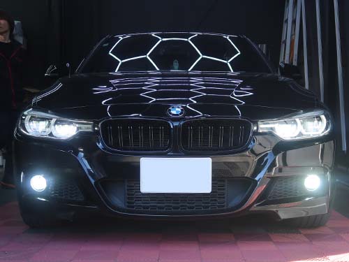 ホワイト（6500K）&イエロー（2900K）を切り替え可能なLEDバルブを装着