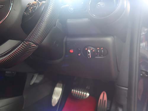 ライトスイッチ横へサンキューホーン専用スイッチを増設