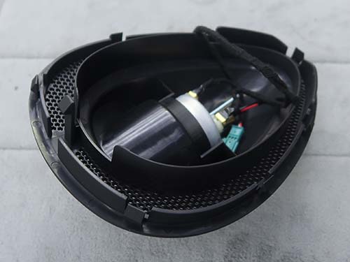 ダッシュボードへしっかり固定できる一体成型構造