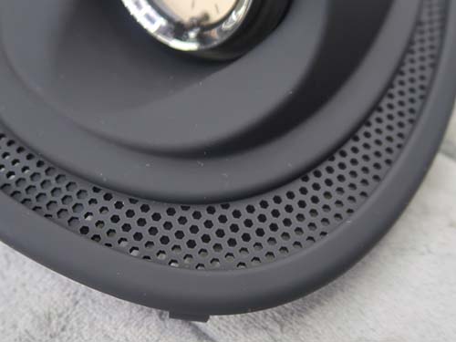 エアコン吹き出し口のデザインを損なわない通気穴構造