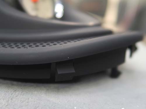 ダッシュボードへしっかり固定できる一体成型構造