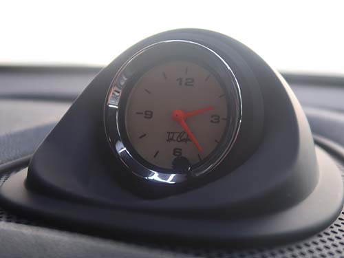 アナログクロックは、英国の老舗メーカーによるモデル