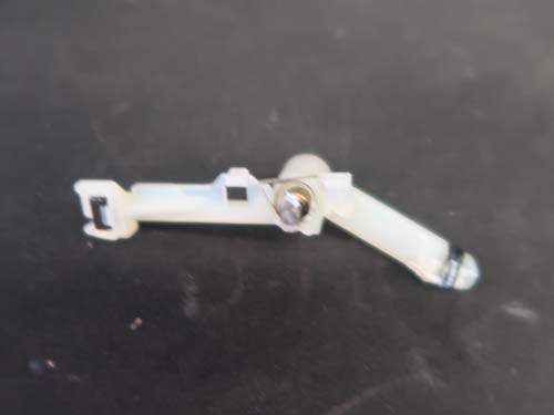 シフトレバー内部に組み込まれている極小サイズの金属バネの破損