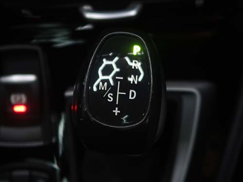 シフトレバーはPポジションにある