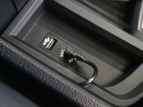 音声出力はフロントAUX