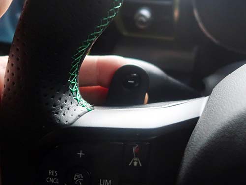 左側パドル：シフトダウン