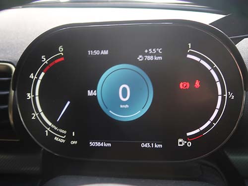 ステアリングから手を離さずに操作できる