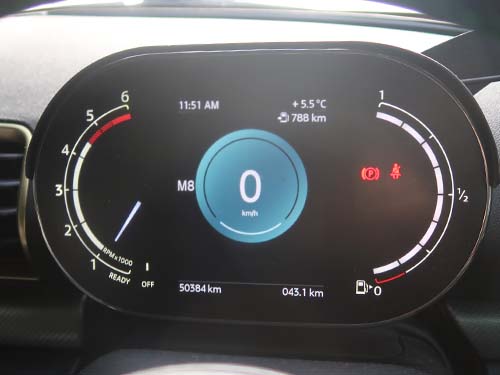 ステアリングから手を離さずに操作できる