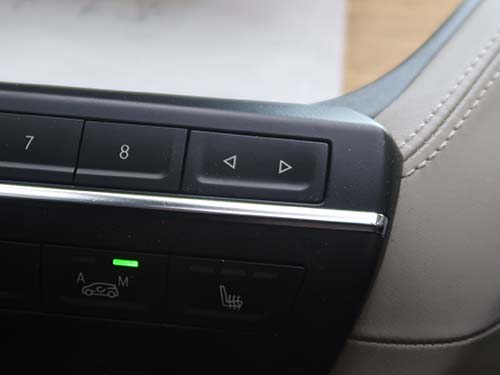 純正iDriveコントローラーで操作できるため違和感のない操作性