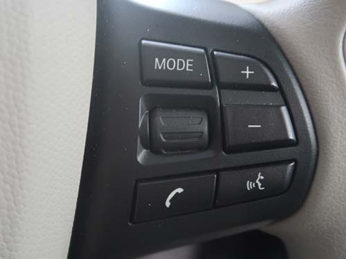 純正iDriveコントローラーで操作できるため違和感のない操作性