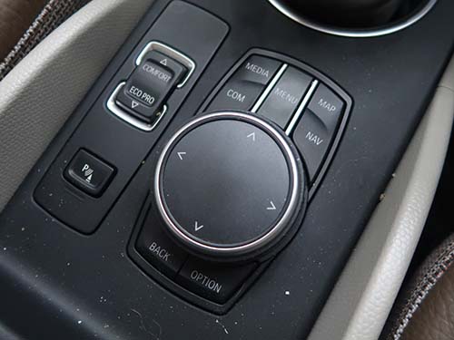 純正iDriveコントローラーで操作できるため違和感のない操作性
