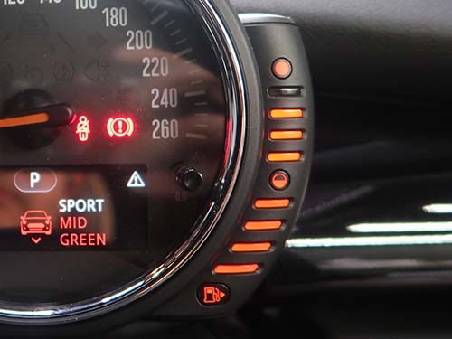 メーターパネルの燃料計デザインで仕様判別が可能