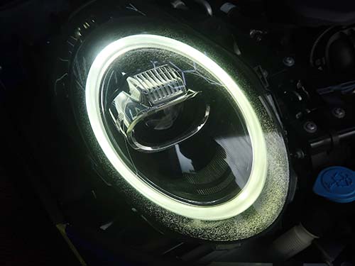 ヘッドライトレンズには紫外線劣化によるクラックが発生