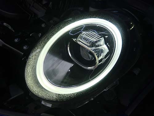 ヘッドライトレンズには紫外線劣化によるクラックが発生