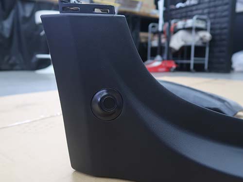 フロントPDC装着車のため取付穴加工を実施