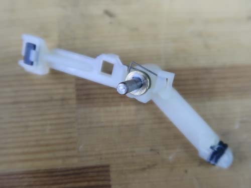 シフトユニット内部の金属バネが金属疲労によって折損することが原因