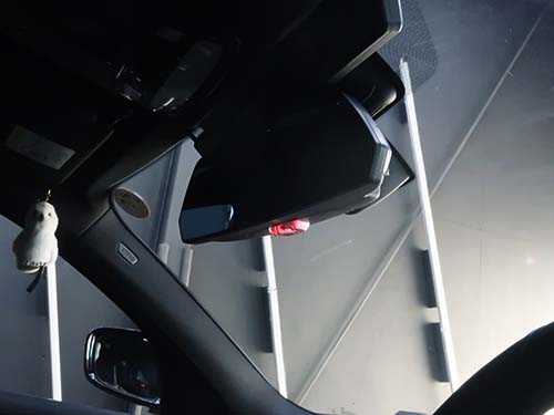 セキュリティライトプラスは、ルームミラー下部のLEDをドアロック時に赤色点滅させる