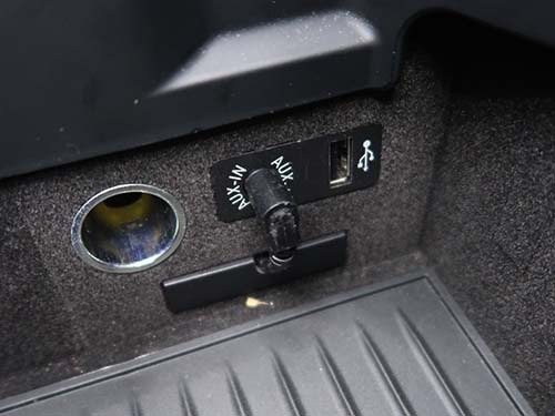 音声出力はフロントAUX