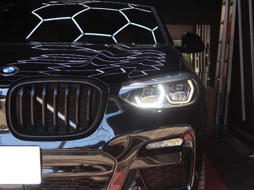 助手席側ヘッドライトの外側デイライトが暗く、発光色も白ではなく茶色っぽく変化している状態