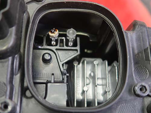 デイライト内部のアクリル導光部がLEDの熱によって溶損・焼損することで発生する定番トラブル