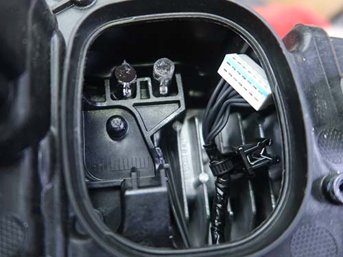 焼損したアクリル部分を削り落とし、透明度を回復させる