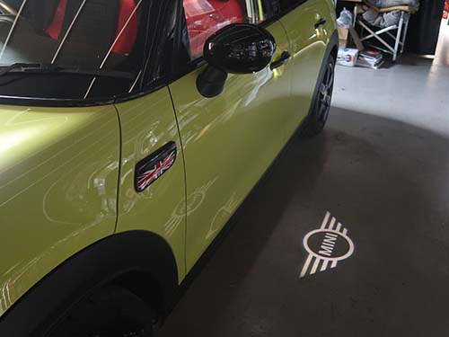 MINIロゴプロジェクションは100台以上の施工実績