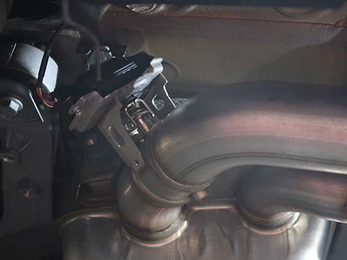 U25 JCWは左右のマフラーテールエンドにバルブ機構が備わっている