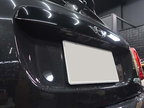 超小型タイプのバックカメラを採用