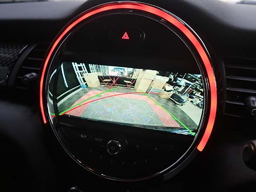 ステアリング操舵角に連動したガイドライン表示にも対応