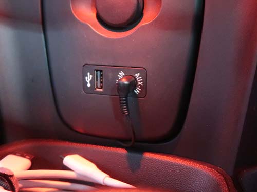 音声はフロントAUXから出力