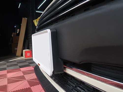 厚みのある樹脂製ライセンスプレートベースが装着