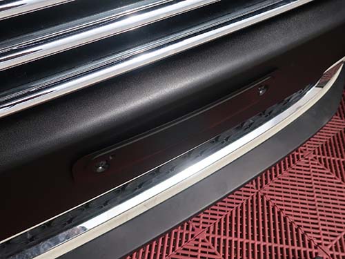 金属製の薄型ライセンスプレートベースへ交換