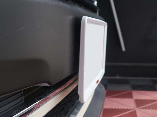 ミニ F55 ライセンスプレートベースを薄型の純正パーツへ交換