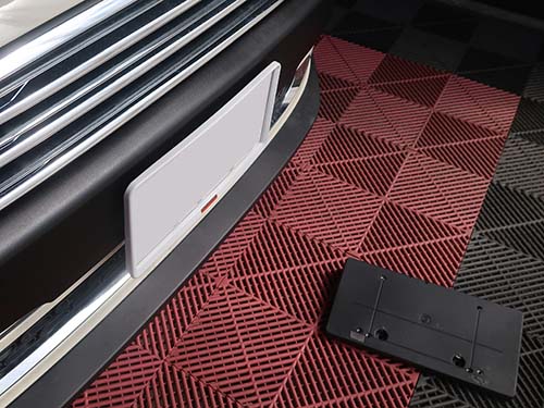 厚みが抑えられており、フロントフェイスが非常にスッキリとした印象