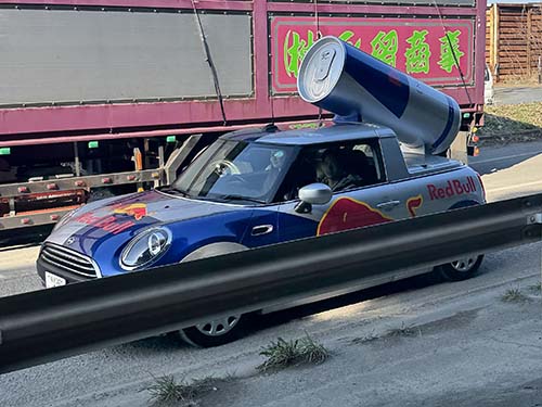 Red Bull MINIがお出迎え