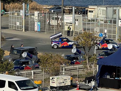 Red Bull MINIが6台で隊列走行