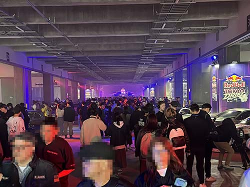 会場内は巨大な屋内空間