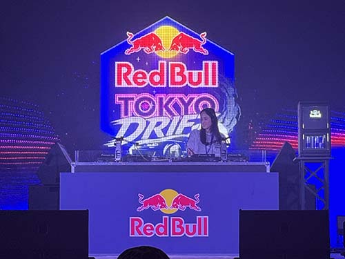 映画のようなライティングと音響で非日常空間を演出