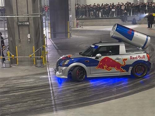 Red Bull MINIのドリフト走行