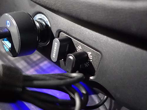 音声出力:フロントAUX