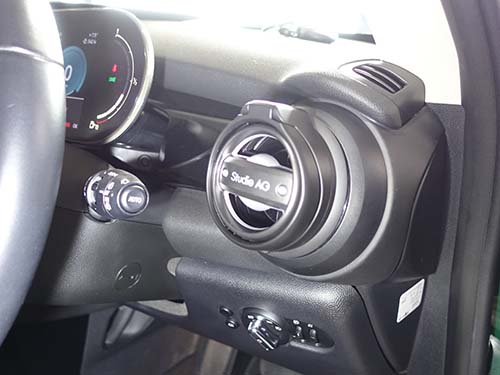 エアコン吹き出し口に装着するタイプのカップホルダー