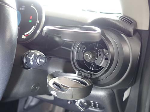 純正のカップホルダーに加えてドリンクを置ける