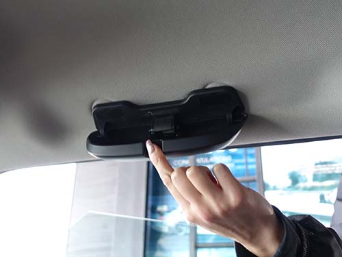 サングラスや小物を収納できるスペースを追加