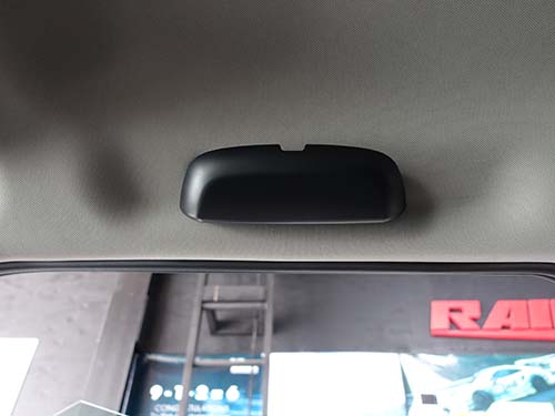 サングラスや小物を収納できるスペースを追加