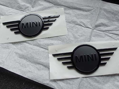 純正ブラック仕様MINIエンブレム