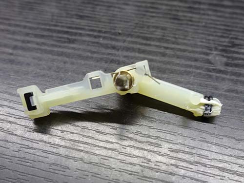 内部の金属バネが金属疲労で変形・破損する